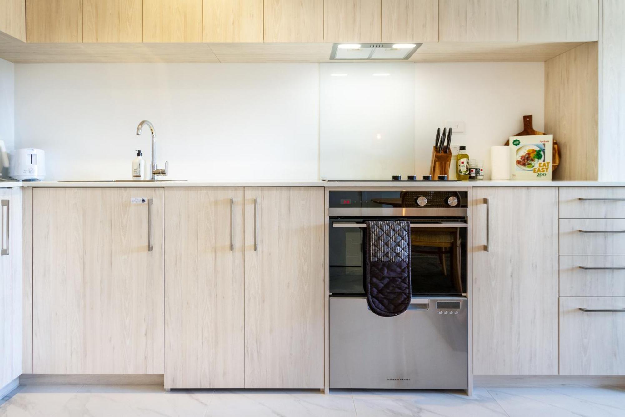 Downtown Delight: Studio At 8 Wilmer With Backyard Christchurch Esterno foto