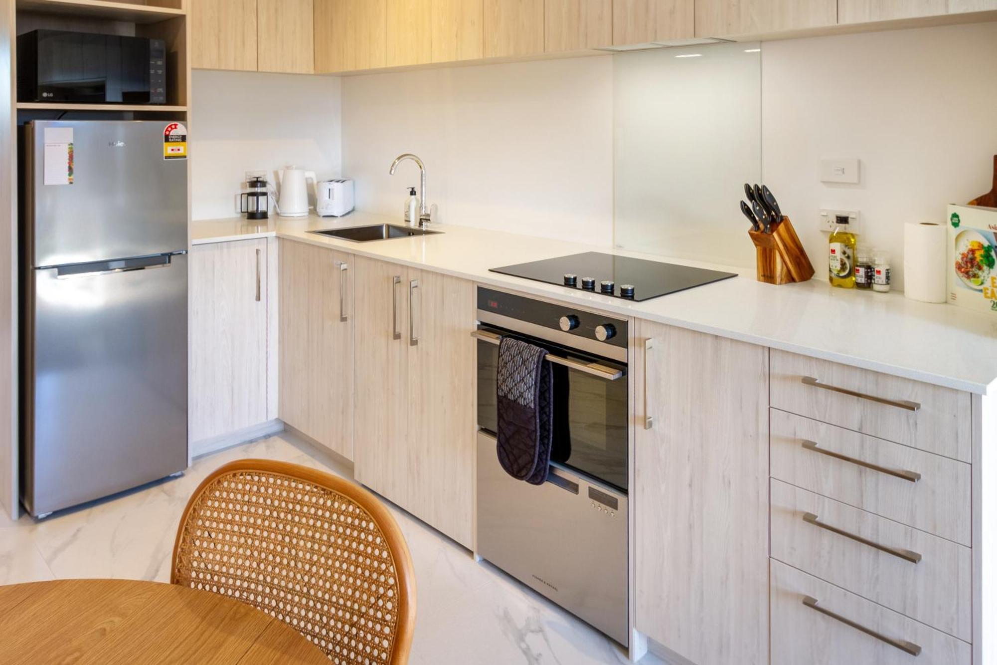 Downtown Delight: Studio At 8 Wilmer With Backyard Christchurch Esterno foto