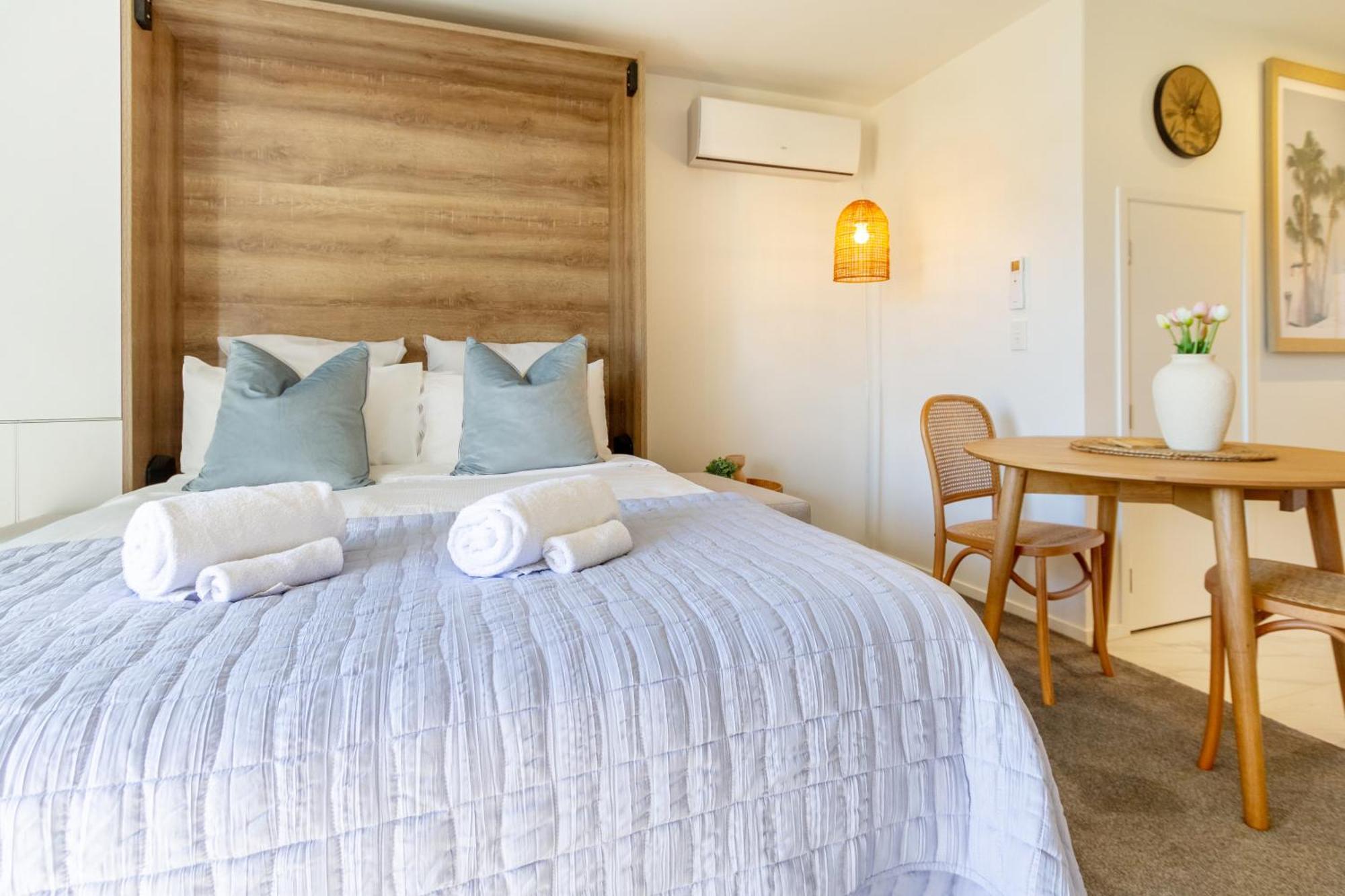 Downtown Delight: Studio At 8 Wilmer With Backyard Christchurch Esterno foto