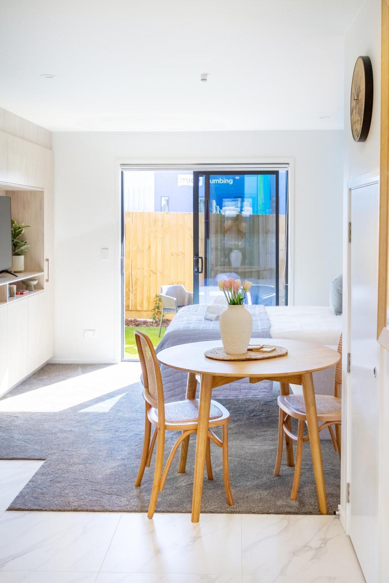 Downtown Delight: Studio At 8 Wilmer With Backyard Christchurch Esterno foto